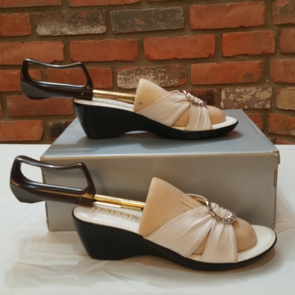 Italian Shoemakers White Wedge Sandals Shoes w/ Embellishment Size 9 - Picture 2 of 6
